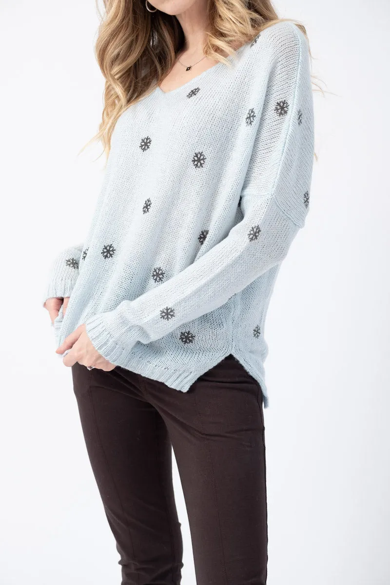 Mini Snowflake V-Neck Sweater in Blue Above / Gunmetal